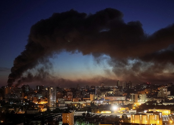 Russia Hits Kyiv After Brief Pause for US Envoys' Visit, Killing 2